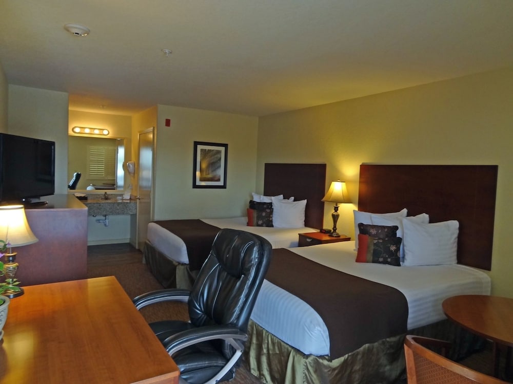 Double Room, 2 Queen Beds, Accessible