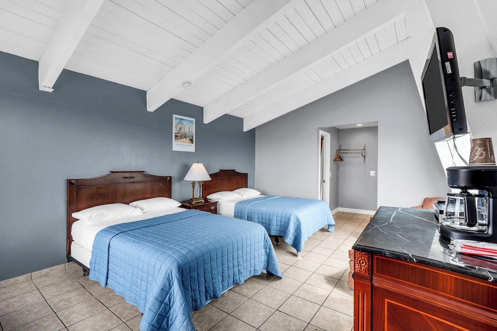Exclusive Room, 2 Double Beds, Beach View photo 2