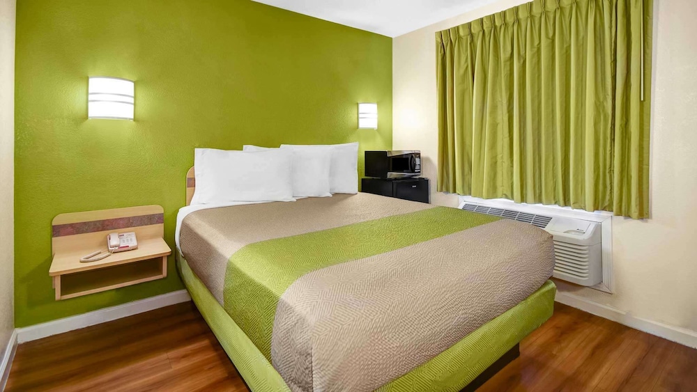 Deluxe Room, 1 Queen Bed, Non Smoking, Refrigerator & Microwave photo 1
