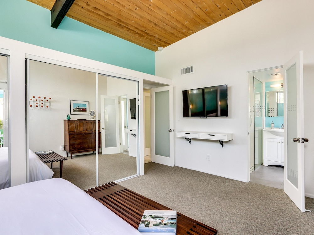 House, Multiple Beds (Mellow Yellow Butterfly)