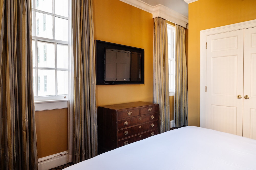 King Suite (24/7 Front Desk) - Photo 2