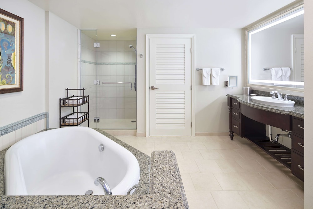 Suite, 2 Bedrooms, Balcony, Partial Ocean View (2 Kings or 1 King & 2 Doubles) thumbnail 6