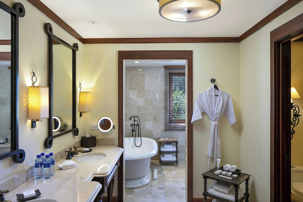 Suite, 1 Bedroom, Balcony (Oceanfront) - Photo 12