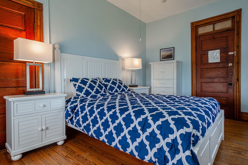 Room, 1 Queen Bed, Shared Bathroom (#2 Main Building) photo 3