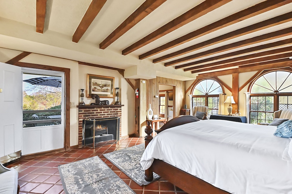 1850 Carriage House photo 2