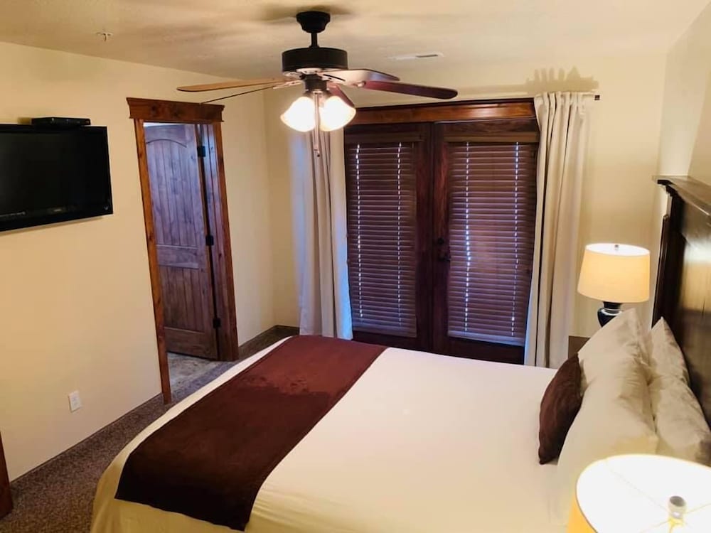 Executive Townhome, Multiple Bedrooms, Non Smoking, Pool Access photo 2