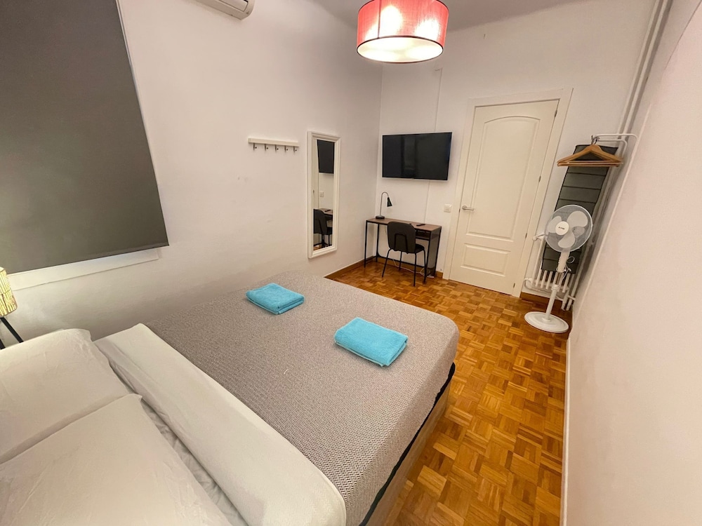 Classic Double Room, Shared Bathroom photo 3