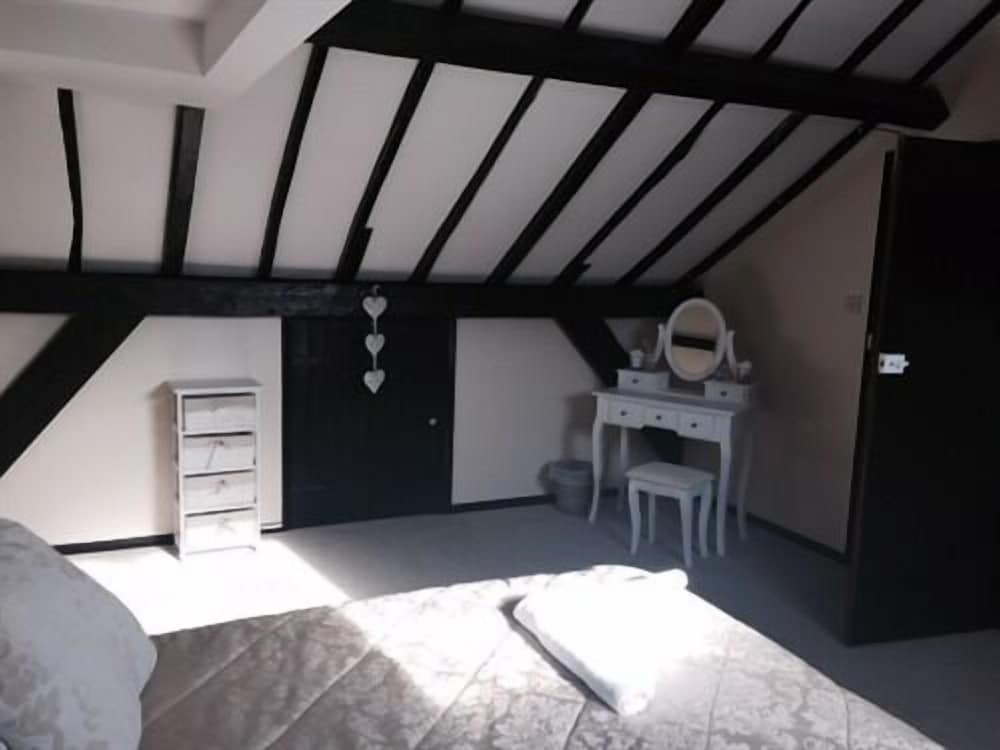 Suite, Ensuite photo 1