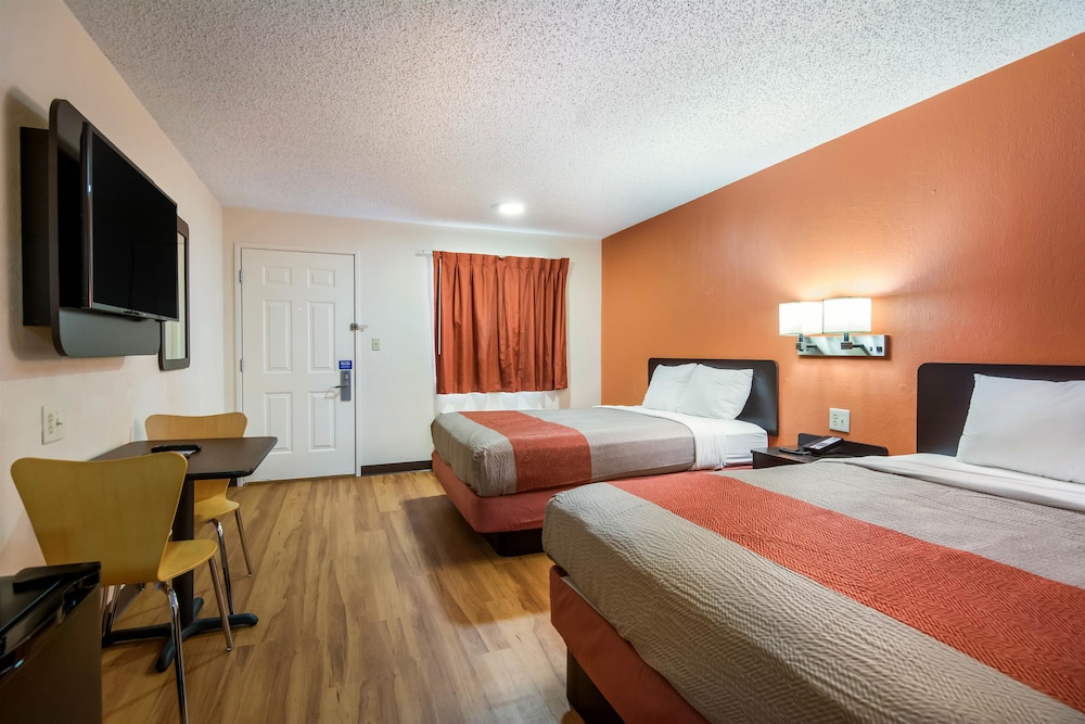 Standard Room, 1 Queen Bed, Non Smoking, Refrigerator & Microwave - Photo 3