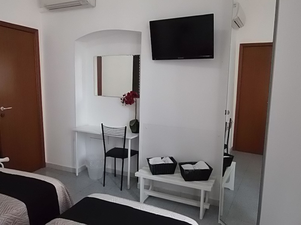Basic Double Room, 1 Double or 2 Twin Beds, Non Smoking - Photo 30
