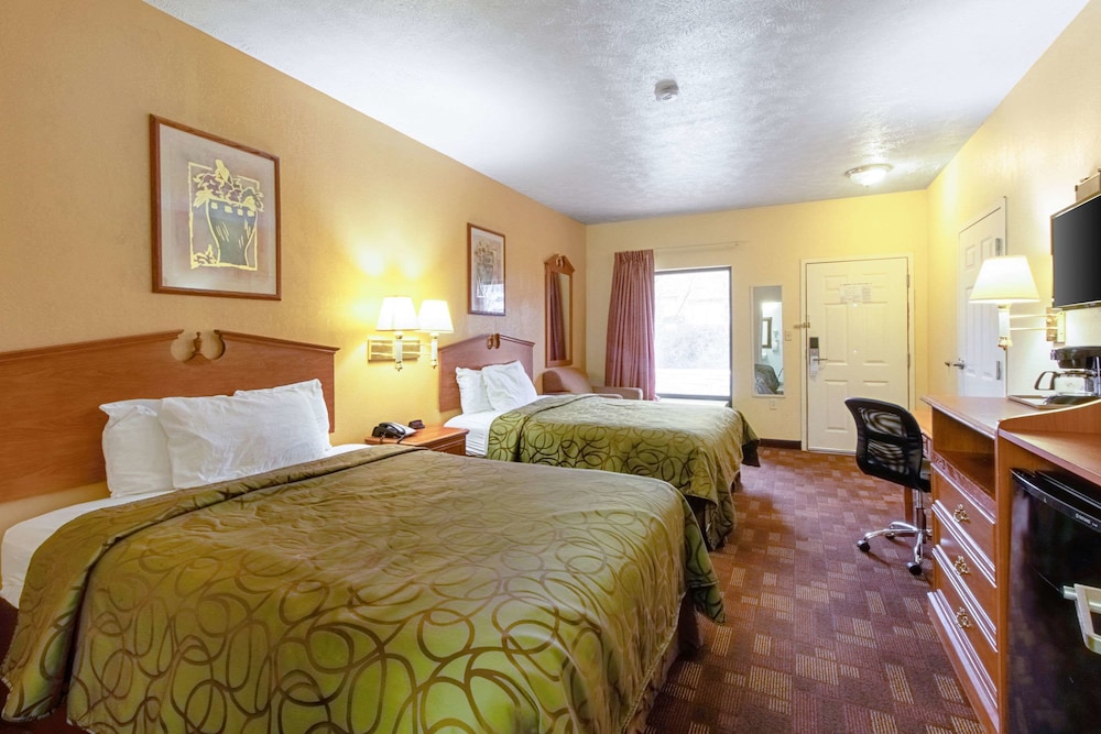 Standard Room, 2 Queen Beds, Non Smoking - Photo 4