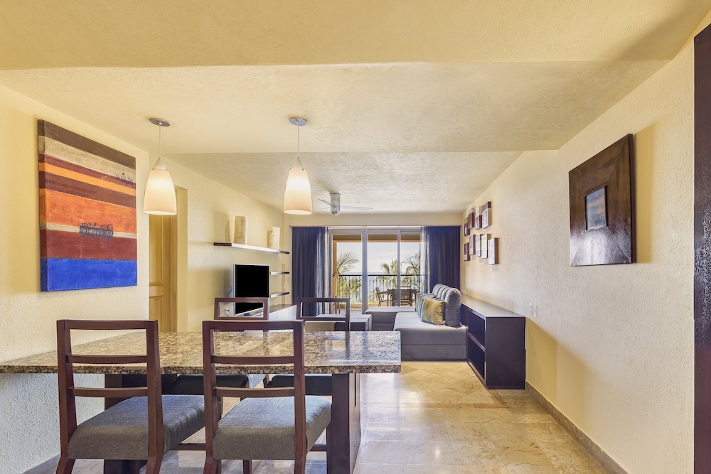 Honeymoon Suite - Photo 2