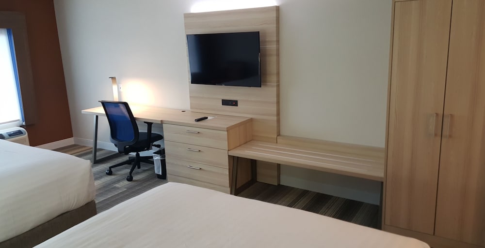 Suite, 2 Queen Beds, Accessible Bathtub (Mobility) photo 2