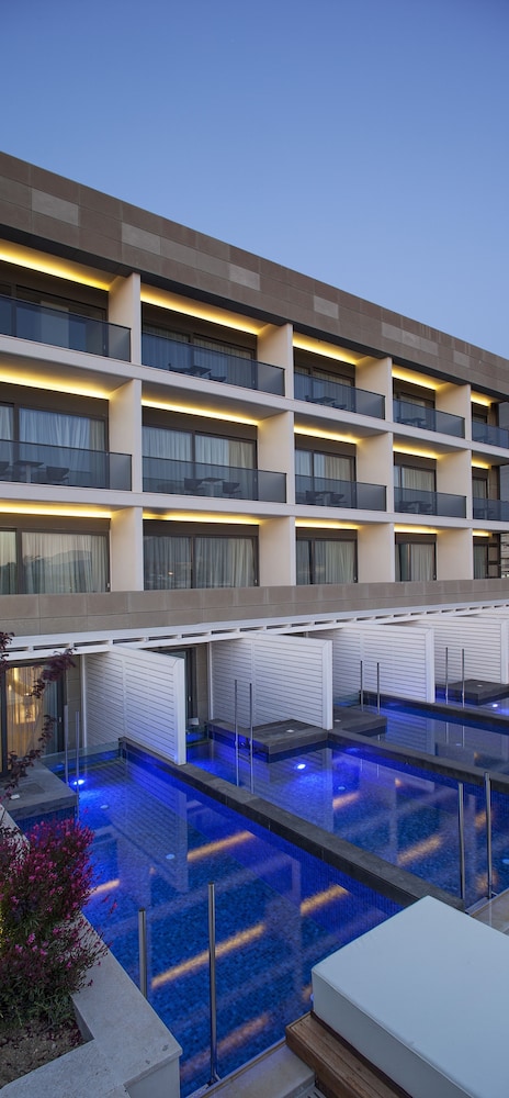 Pool Experience Suite - Photo 5