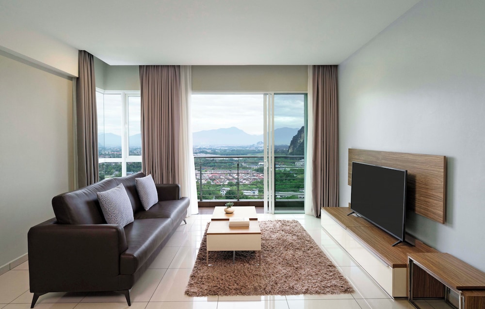 2 Bedroom Deluxe Suite Horizon View thumbnail 6