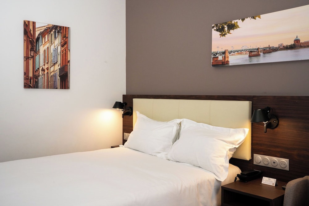 Premium Room, 1 Queen Bed, Refrigerator - Photo 5