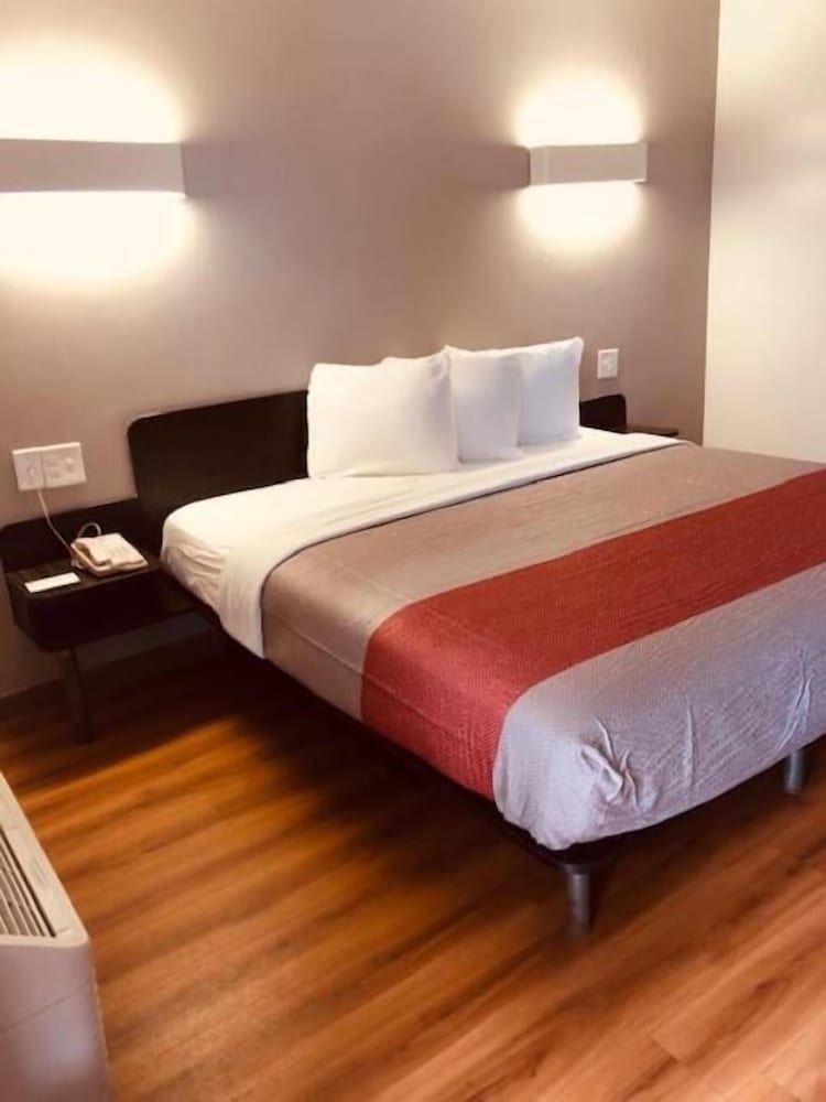 Deluxe Room, 1 Queen Bed, Non Smoking, Refrigerator & Microwave photo 2