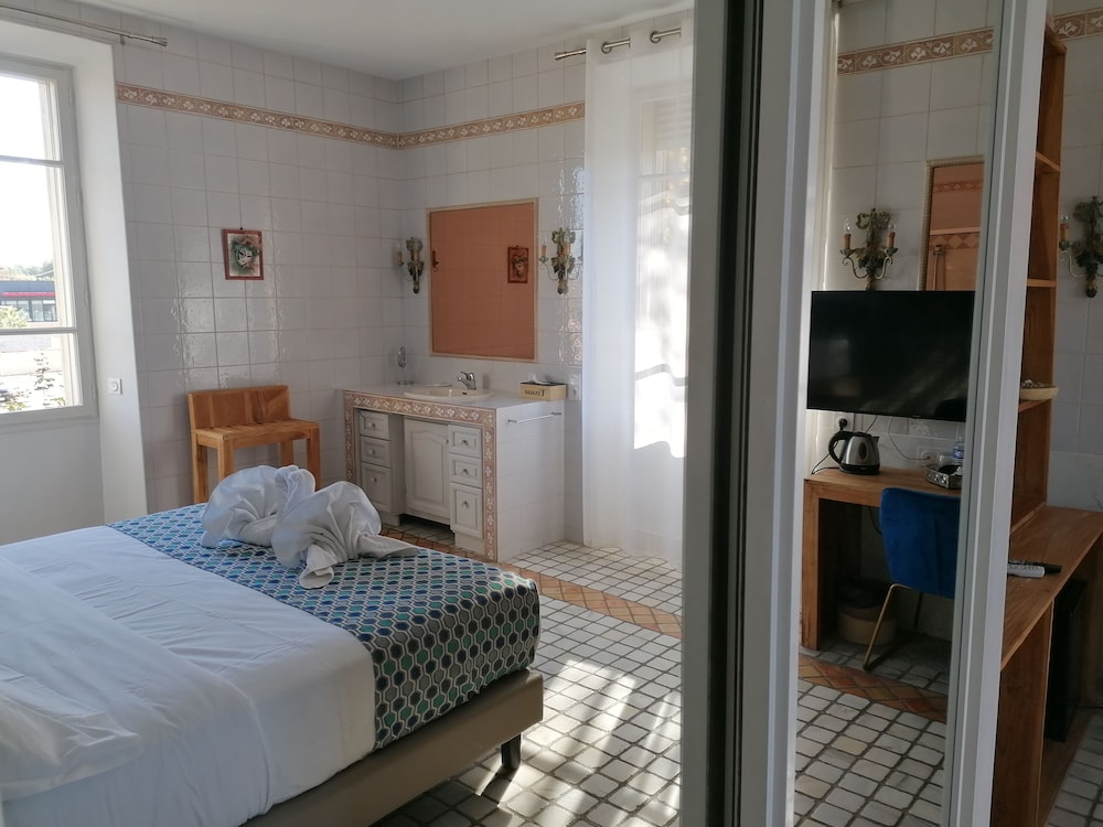 Superior Double Room, 1 Queen Bed, Pool View photo 3