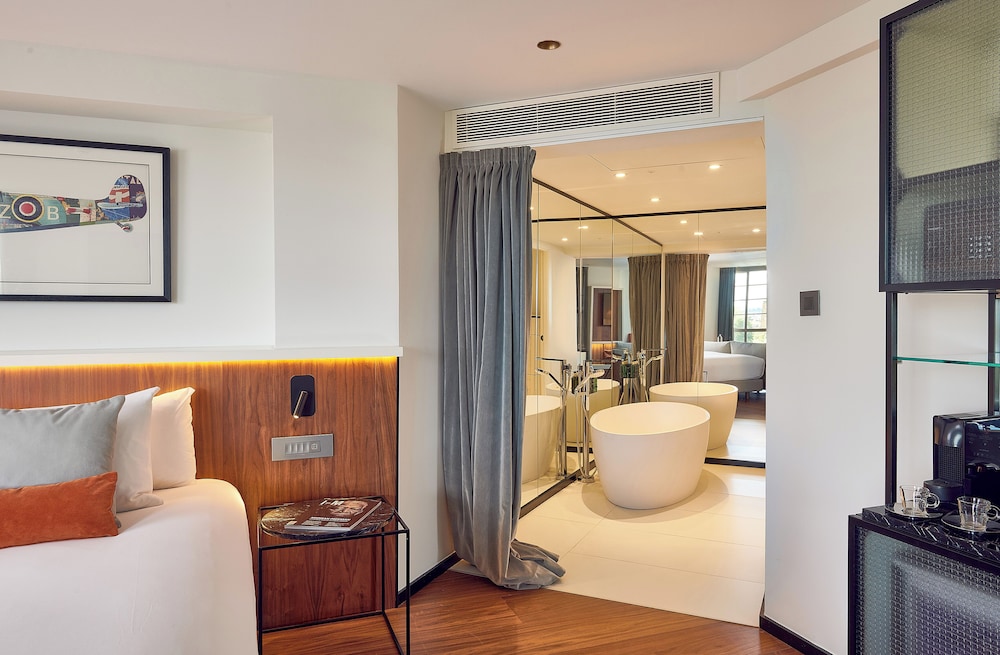 The Level, Junior Suite with Executive Lounge Access (3+1) thumbnail 6
