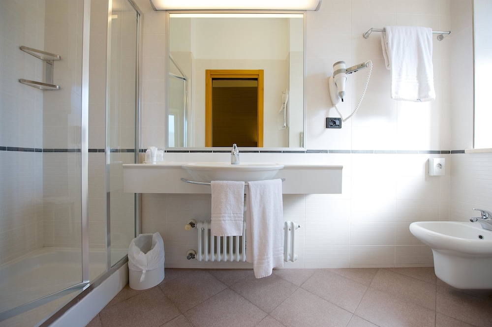 Standard Room, 3 Twin Beds - Photo 4
