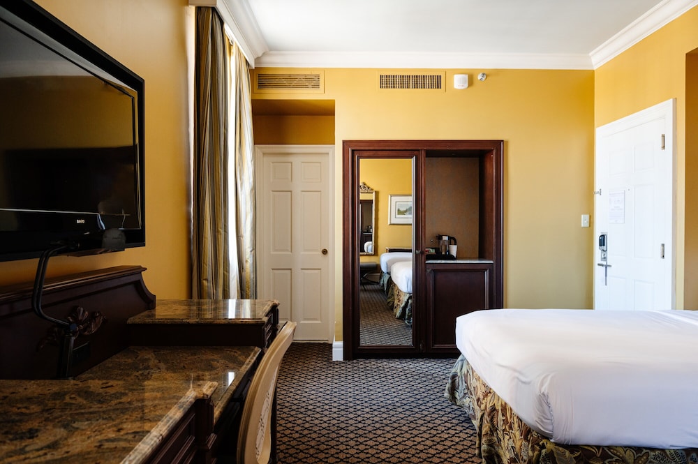 Double Queen Room (24/7 Front Desk) - Photo 17