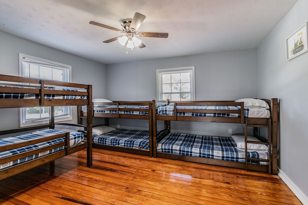 House, Multiple Bedrooms photo 2