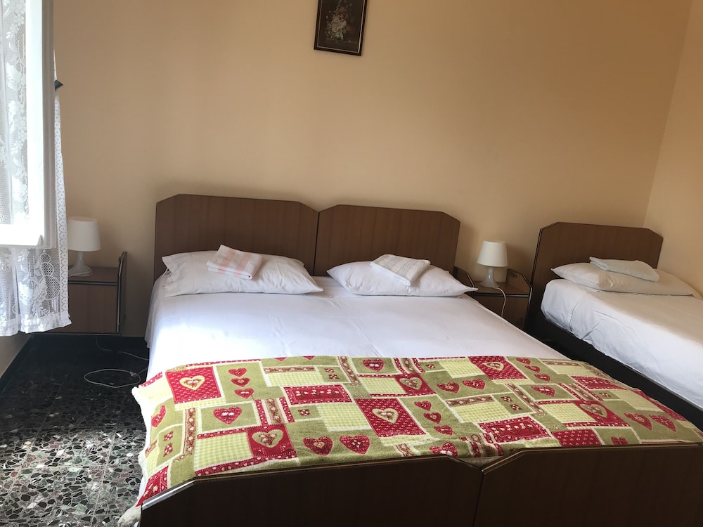 Triple Room, Multiple Beds, Non Smoking photo 1