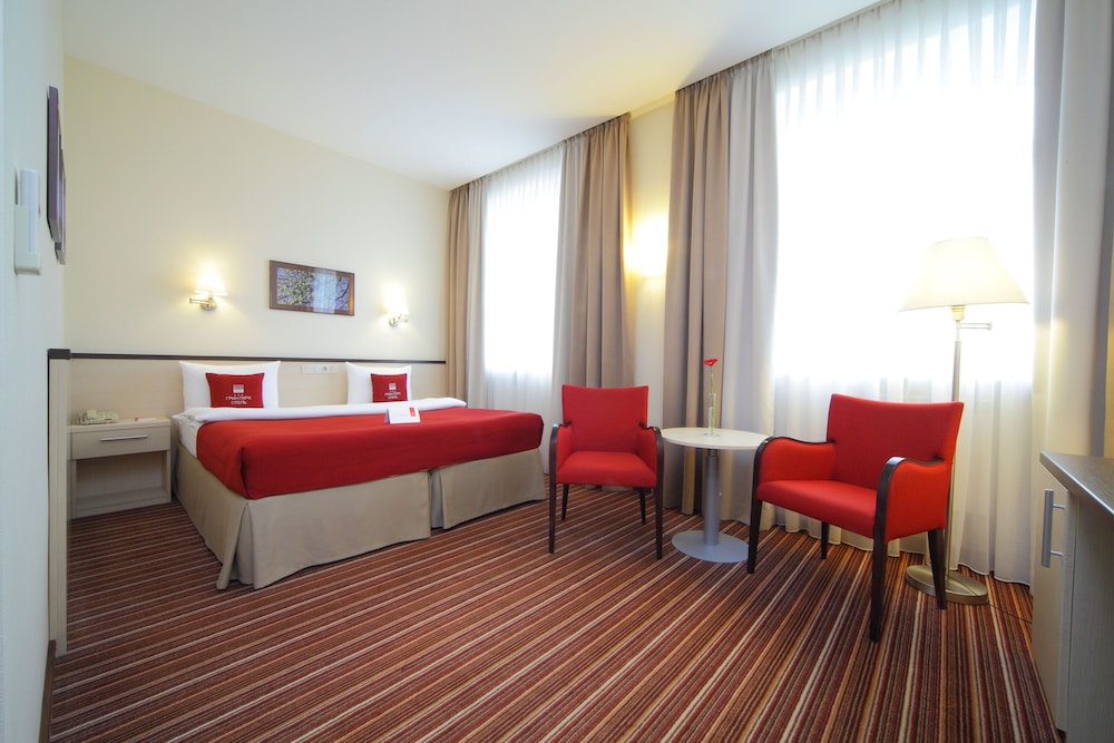 Business Room, 1 Queen Bed photo 1