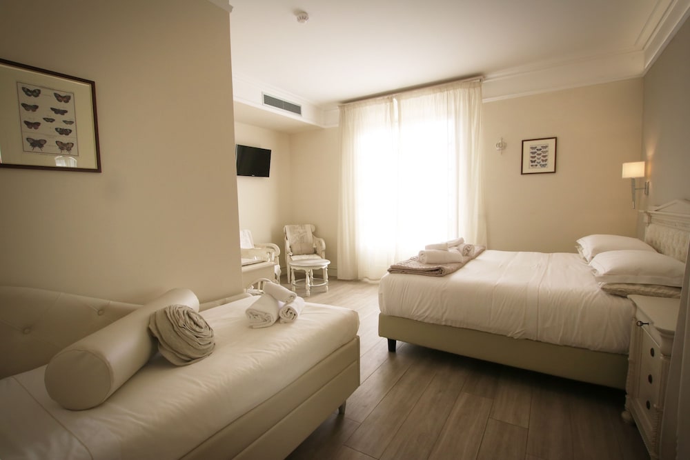 Superior Quadruple Room, Balcony, Sea Facing photo 2