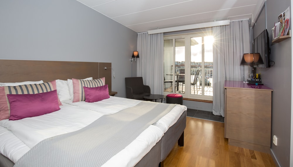 Superior Room, 1 King Bed (Plus) photo 3