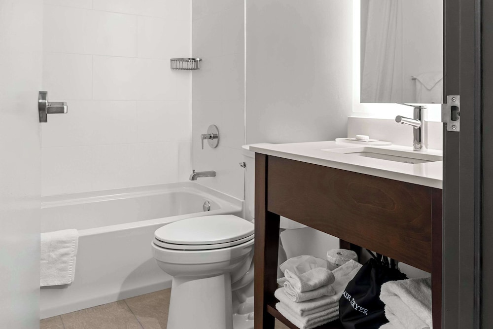 Room, 1 King Bed, Non Smoking (Upgrade) - Photo 8