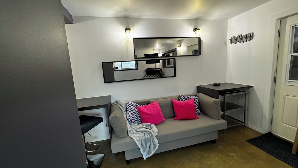 Basic Studio Suite, 1 Queen Bed with Sofa bed, Non Smoking, Kitchenette photo 2
