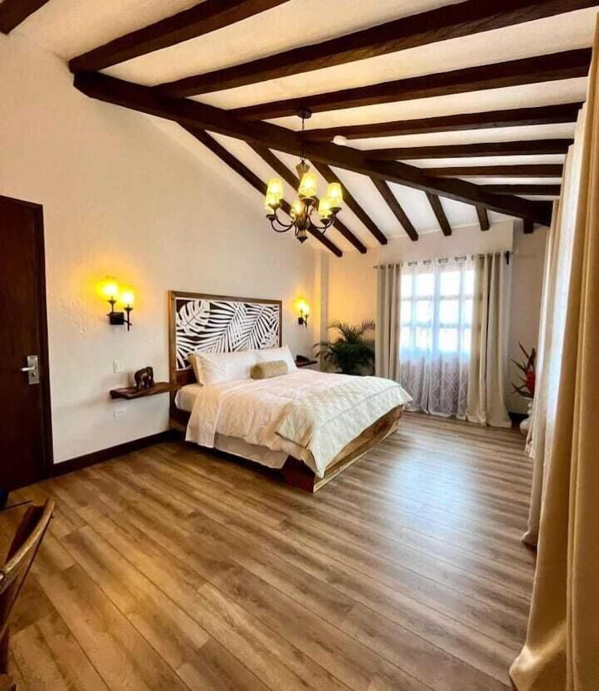 Deluxe Suite, 1 King Bed, Balcony, Mountain View photo 2
