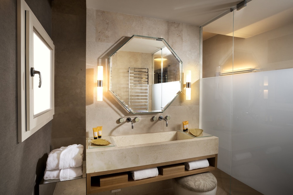 Junior Suite, 1 King Bed (Colosseum View) thumbnail 6