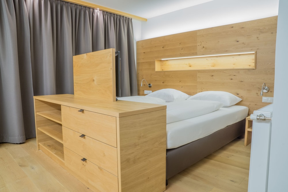 Classic Double Room, Non Smoking, Mountain View photo 3
