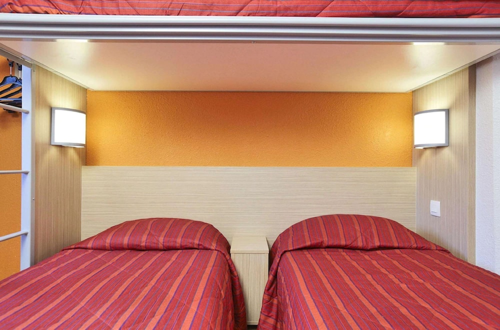 Standard Room, 3 Twin Beds photo 3