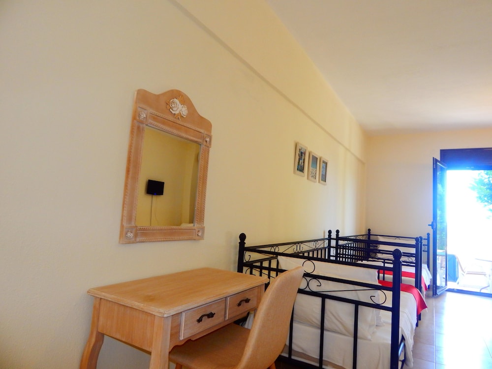 Classic Apartment, 1 Bedroom, Kitchen, Sea Facing (2) photo 2