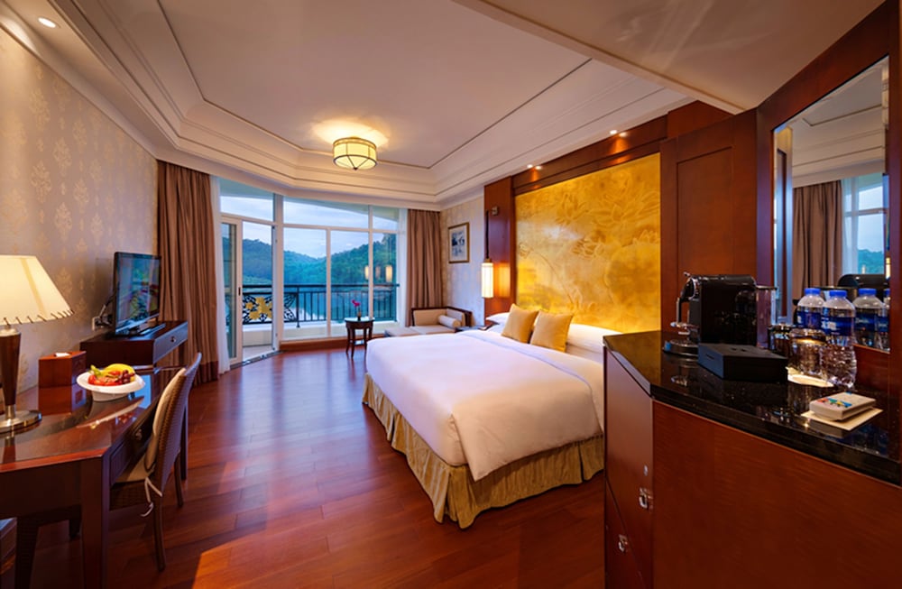 Lake View Deluxe King Bed Room - Photo 2