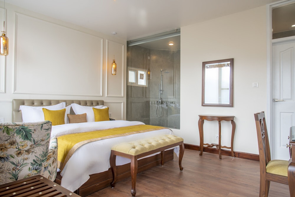 Deluxe Room, 1 King Bed, Mountain View photo 3