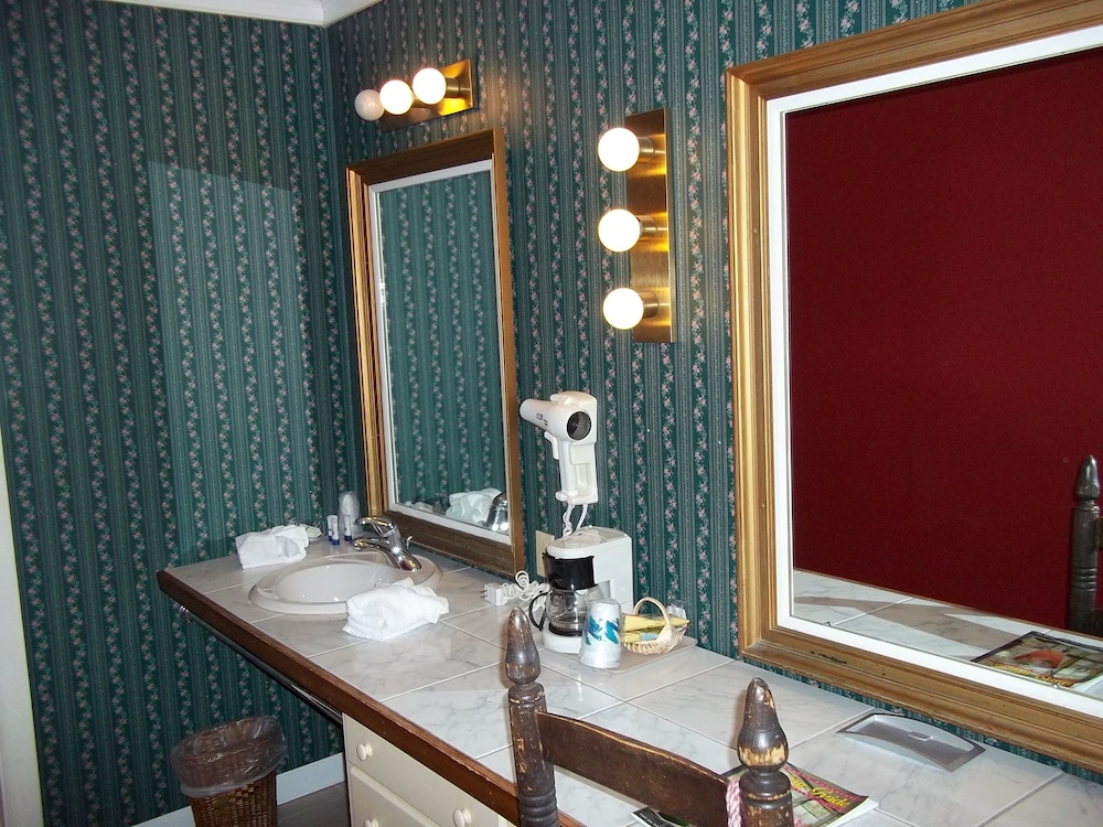 Standard Room, 2 Queen Beds photo 2