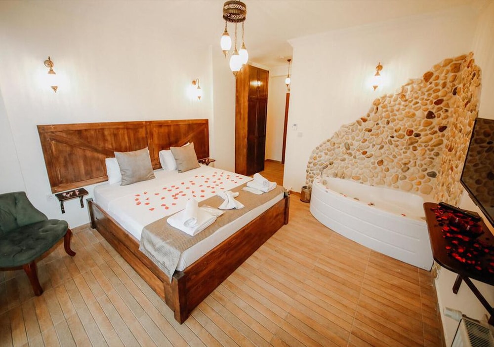 Junior Suite, 1 Double Bed, Jetted Tub photo 1