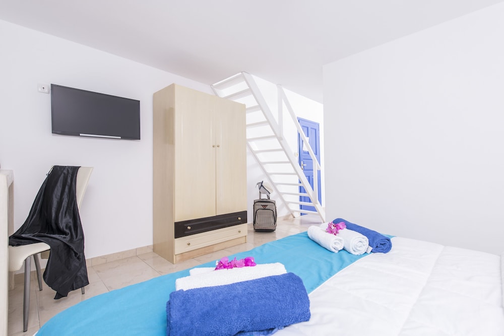 Family Duplex, 2 Bedrooms, Pool View - Photo 6