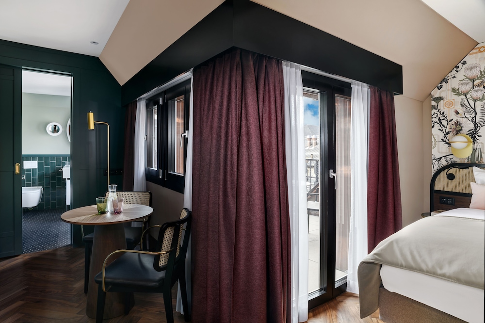 Deluxe Double Room, 1 King Bed (Grand) thumbnail 5