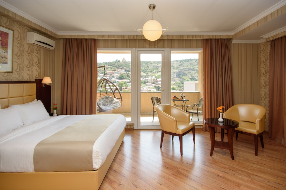 Panoramic Room, 1 King Bed, Balcony, City View (A Building) photo 2