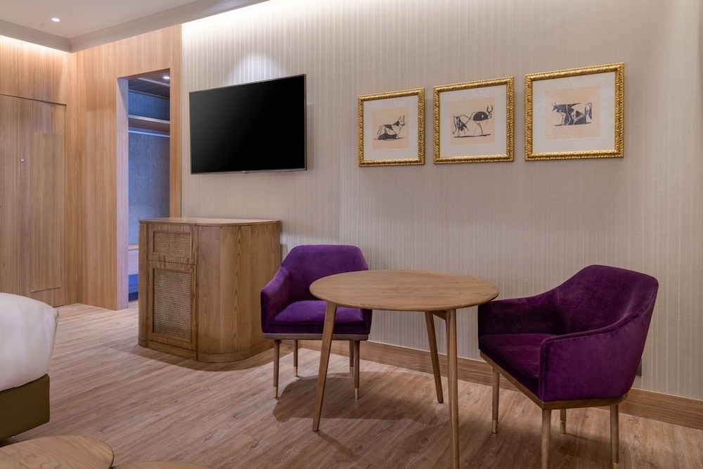 Grand Room, 1 King Bed, City View (Terrace)