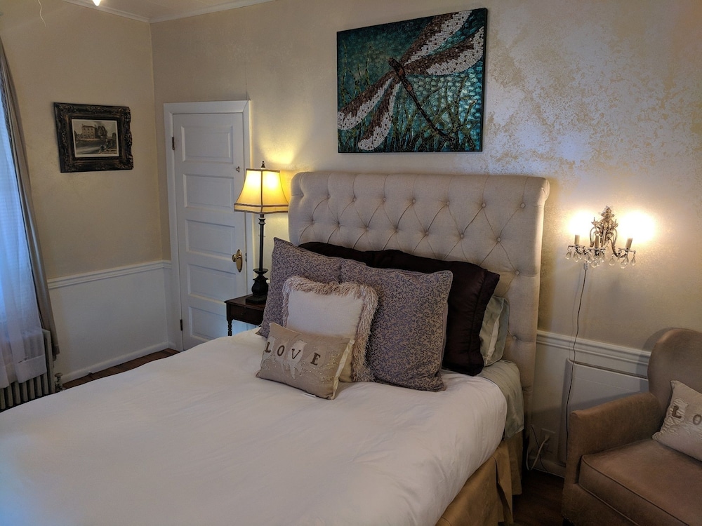 Standard Room, 1 Queen Bed, Non Smoking, Private Bathroom (Library Room) photo 1