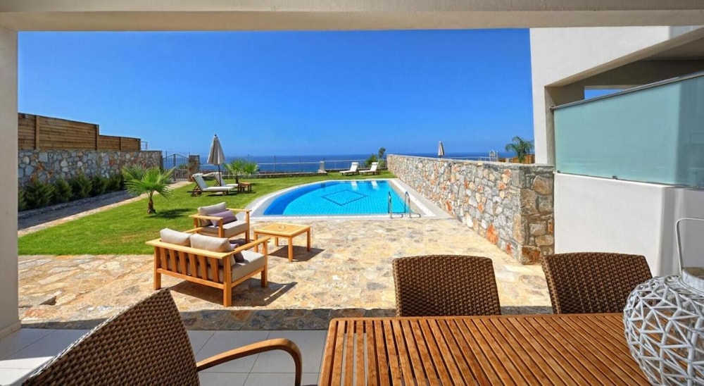 Two Bedrooms Villa with Private Pool and Sea View - Photo 4