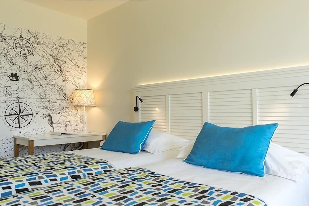 Double or Twin Room +2 27m² Courtyard/Park View with French Balcony - Photo 3
