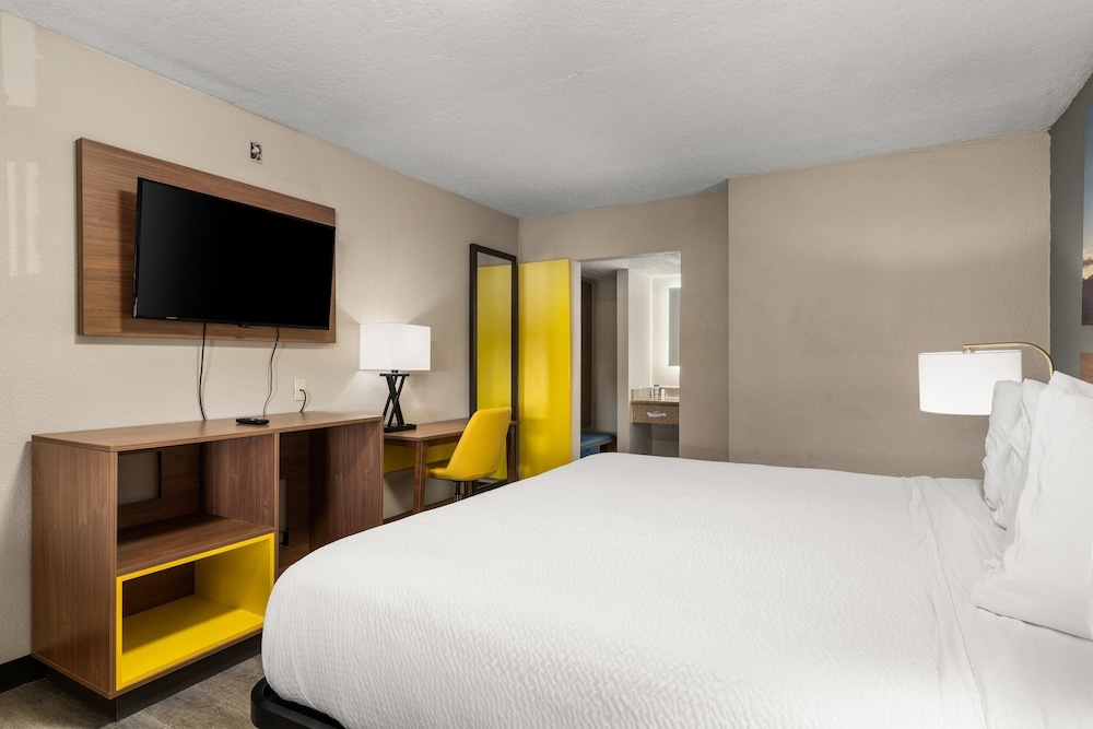 Room, 1 King Bed, Non Smoking - Photo 5