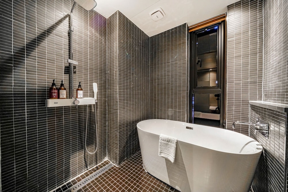 Family Twin - OTT services free viewing, Latex motion bed, Bathtub, Safe, Free parking - Photo 9